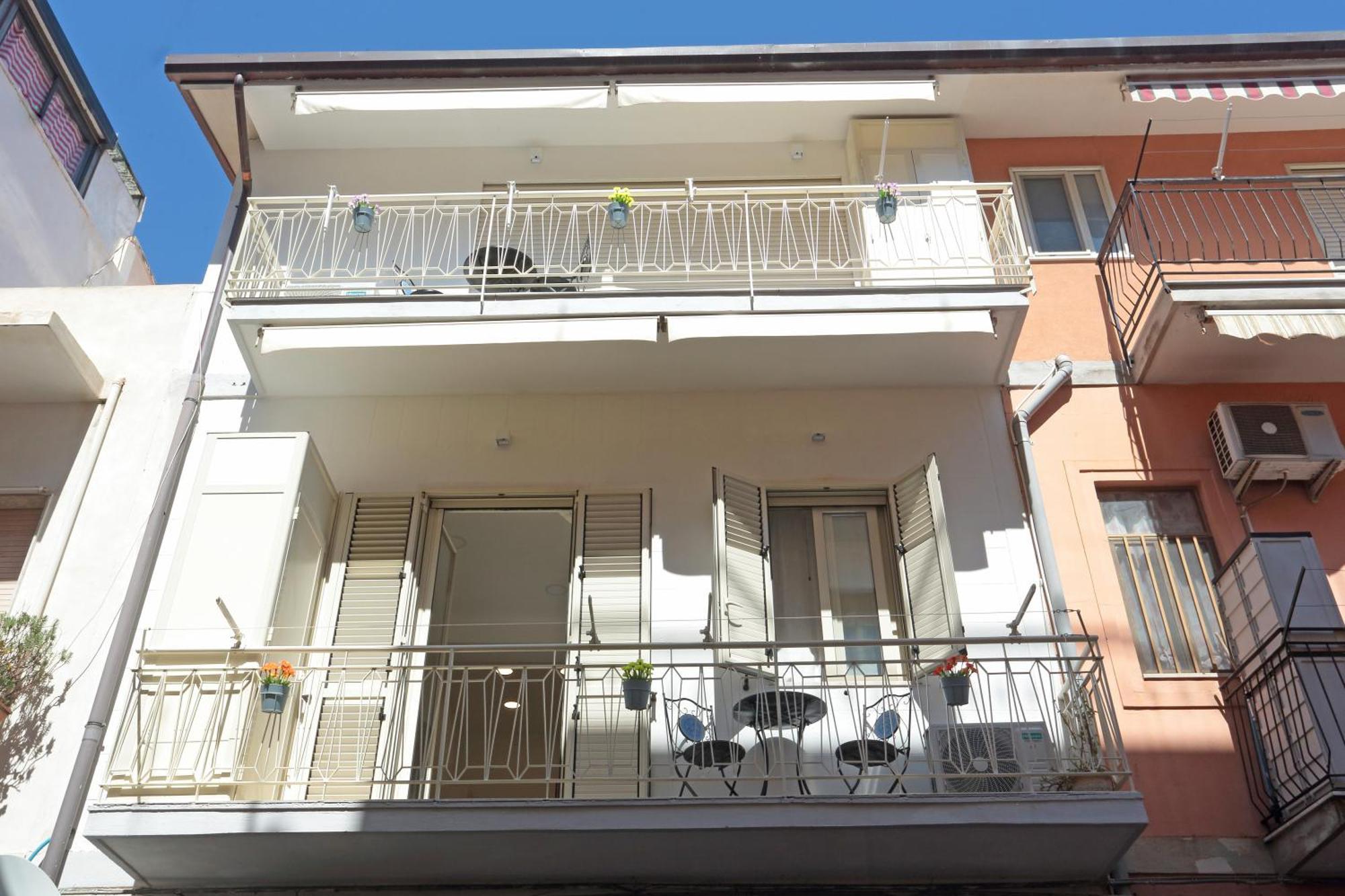 Theos Holidays Apartments Giardini Naxos Ngoại thất bức ảnh